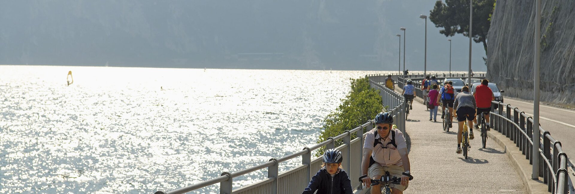 Riva del Garda - Estate 2007 - Ciclisti sulla ciclabile 