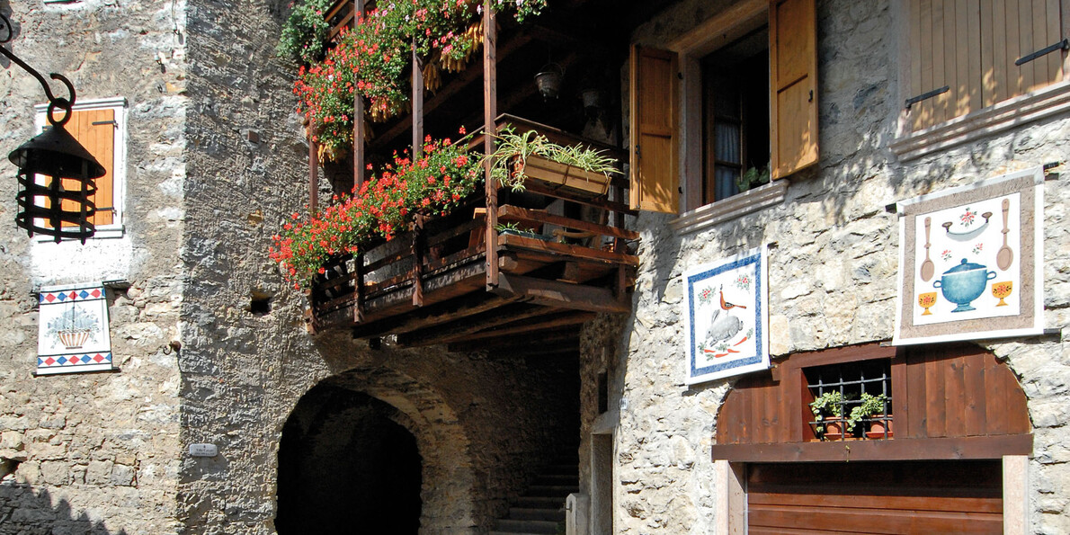 Jezioro Garda i wsi Canale di Tenno