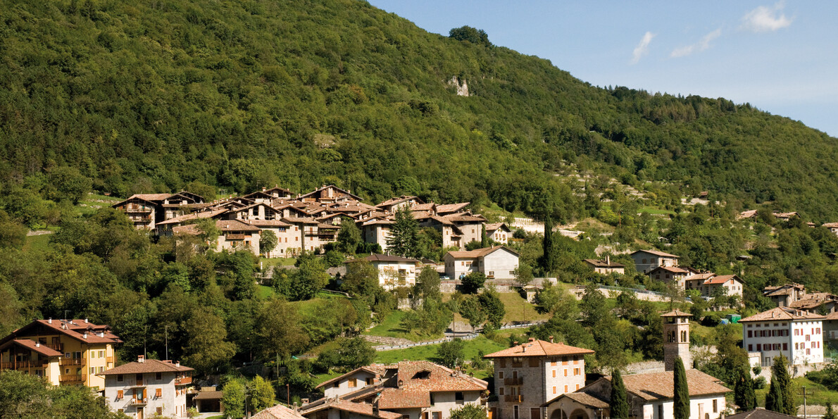 Jezioro Garda i wsi Canale di Tenno