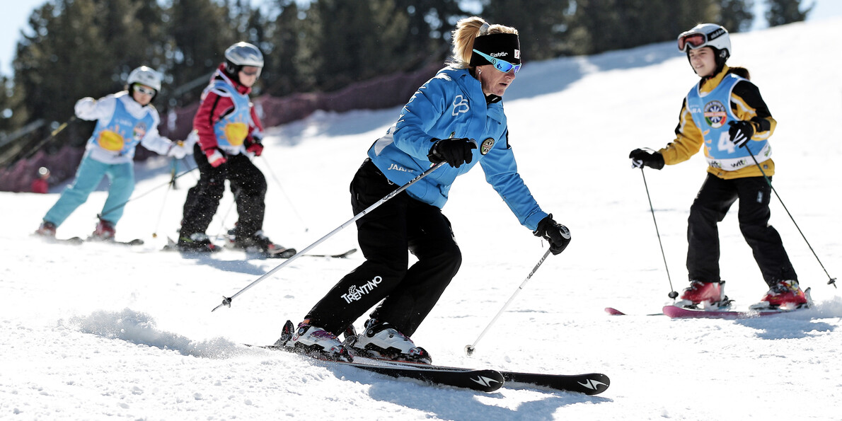 Val di Fiemme - Alpe Cermis - Maestra di sci con bambini

