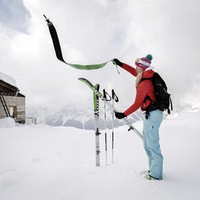 Altopiano della Paganella - Sci alpinista si prepara per la discesa
