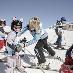 Val di Fassa - Col Rodella - Maestra con bambini
