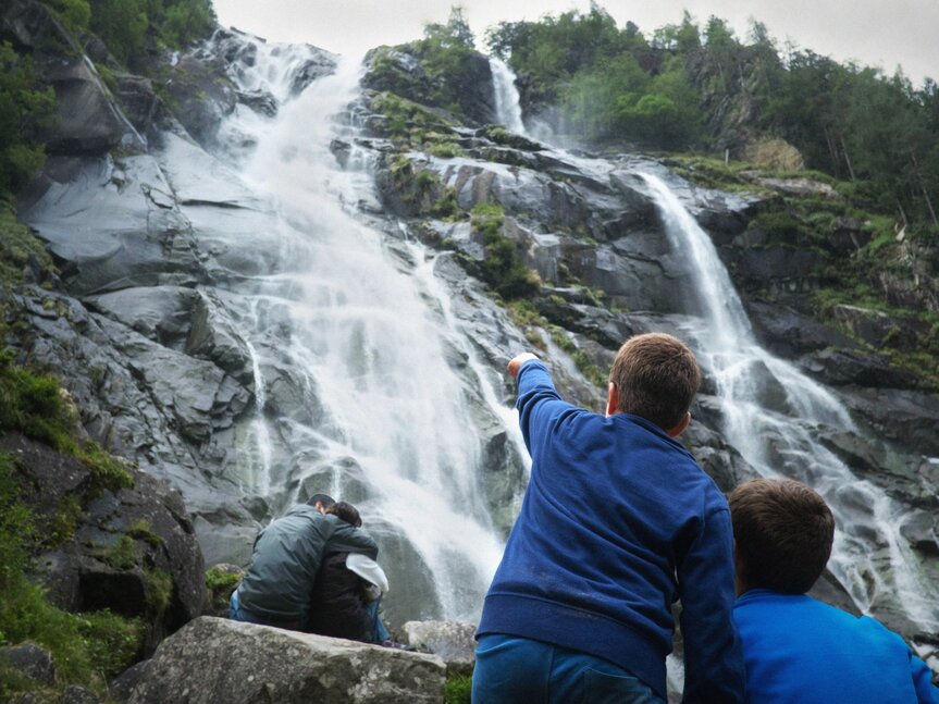 Madonna di Campiglio - Val Rendena - Famiglia vicino alla cascate del Nardis
