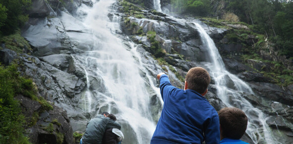 Madonna di Campiglio - Val Rendena - Famiglia vicino alla cascate del Nardis
