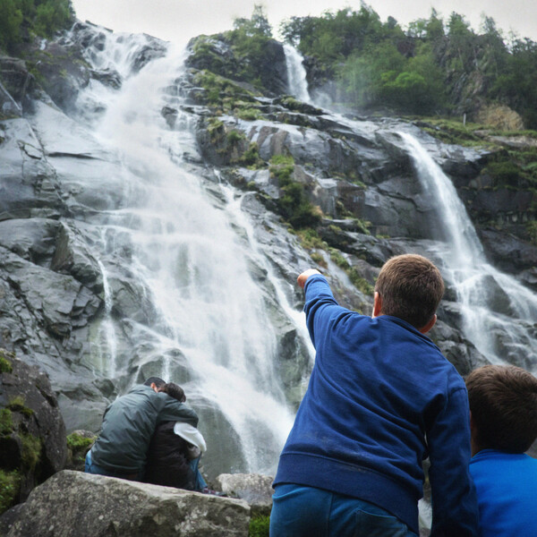 Madonna di Campiglio - Val Rendena - Famiglia vicino alla cascate del Nardis
