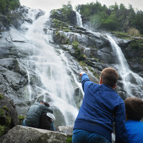 Madonna di Campiglio - Val Rendena - Famiglia vicino alla cascate del Nardis
