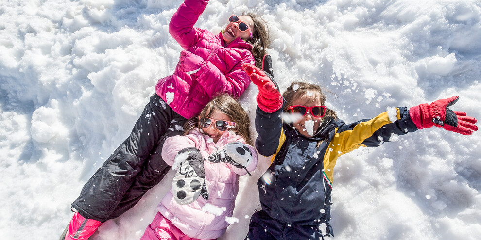 Bambine giocano sulla neve
