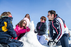 Madonna di Campiglio - Famiglia gioca sulla neve 
