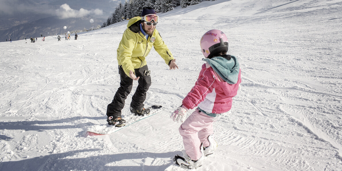 Trento - Monte Bondone - Maestro di snowboard con bambina
