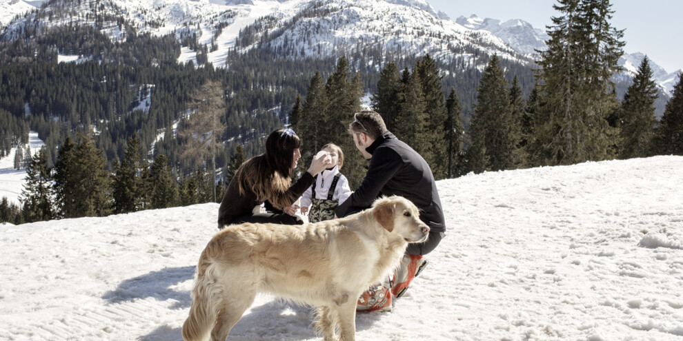 Madonna di Campiglio - Famiglia sulla neve con cane
