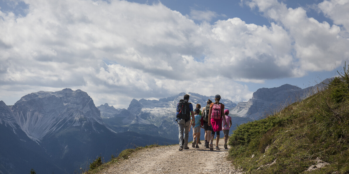 Val di Non - Famiglia durante trekking verso il Pian della Nana