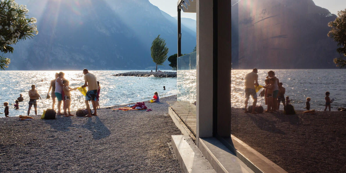 Garda Trentino - Torbole - Turisti sulla spiaggia al tramonto
