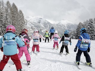 Val di Fassa - Ciampedie - Scuola di sci - Maestro con bambini