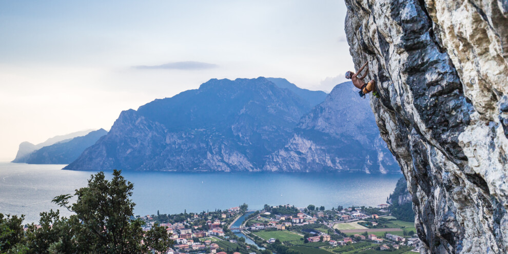 Vallagarina - Val di Gresta - Arrampicata con sfondo sul lago di Garda
