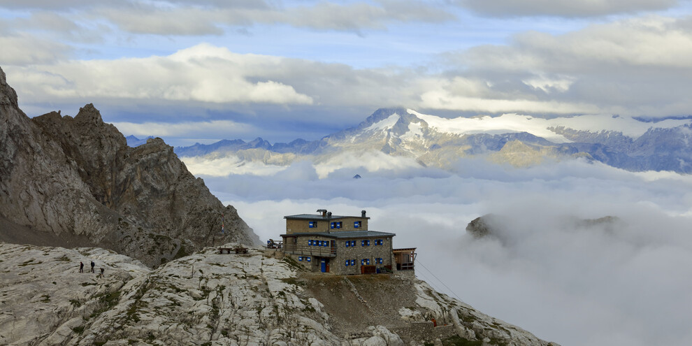 The Movlina dairy hut and XII Apostoli mountain hut