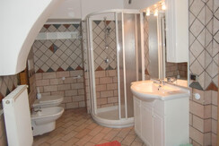 Bagno con box doccia Bagno con box doccia