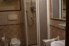 Badezimmerzimmer mit Blick auf den Gardasee Badezimmerzimmer mit Blick auf den Gardasee