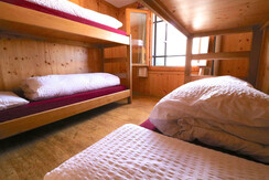 Rifugio Alimonta - Mehrbettzimmer mit Bettwäsche