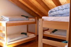 Rifugio Alimonta - Privates Siebenbettzimmer mit Bettwäsche