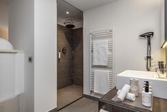 DP230424127_LOW DP230424127_LOW