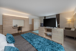 DP230424084_LOW DP230424084_LOW