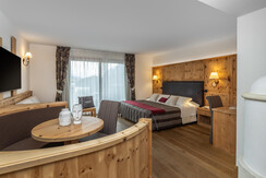 DP230424123_LOW DP230424123_LOW