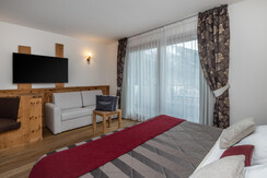 DP230424124_LOW DP230424124_LOW