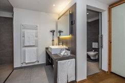 DP230424126_LOW DP230424126_LOW