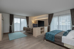 DP230424081_LOW DP230424081_LOW