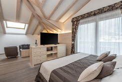 DP230424051_LOW DP230424051_LOW