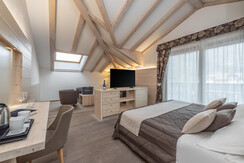 DP230424050_LOW DP230424050_LOW