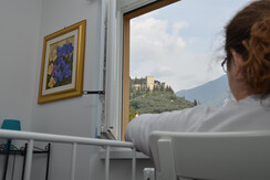 Stivo camera Colodri vista finestra castello