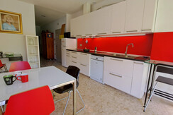 Stivo cucina tavolo e frigorifero