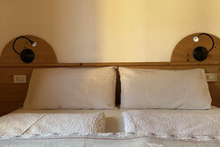 Camera matrimoniale con piumini anallergici