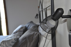 Details zum Schlafzimmer mit Doppelbett