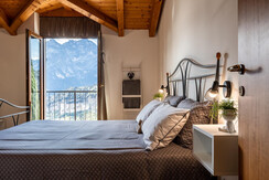 Camera da letto principale con vista lago.