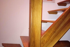 Scala in noce per salire nella graziosa mansarda Scala in noce per salire nella graziosa mansarda