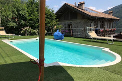 piscina e casa dietro piscina e casa dietro