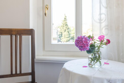 fiore su tavolo fiore su tavolo