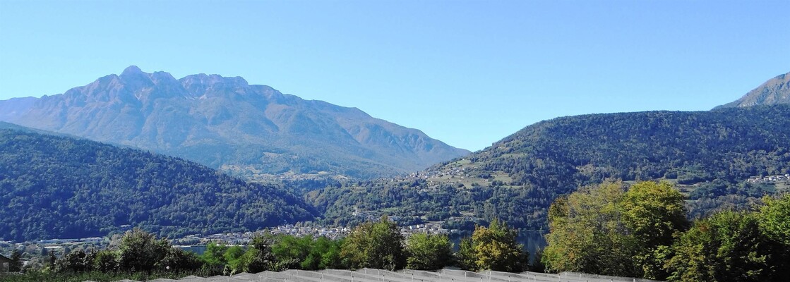 Vista panoramica su lago