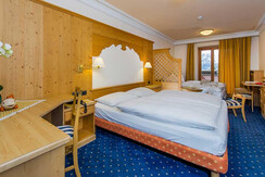 camera-tripla-superior-1 camera-tripla-superior-1