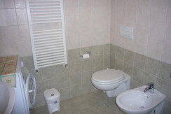 bagno con lavatrice e box doccia bagno con lavatrice e box doccia