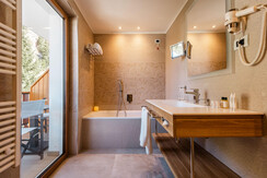 17 ER708592-HDR 17 ER708592-HDR