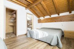 Stanza 2 con cabina armadio e bagno