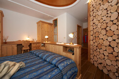 camera con parete in legno di cirmolo