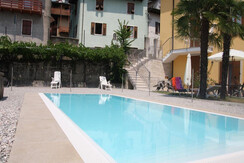 Piscina sfondo entrata appartamento 1