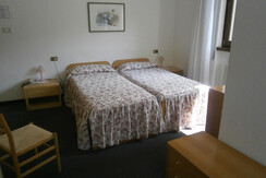 Camera Matrimoniale/Doppia con Letti Singoli  Camera Matrimoniale/Doppia con Letti Singoli