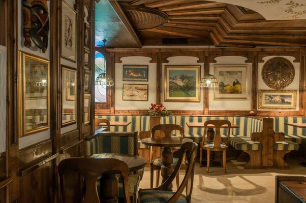 Hall - Zona Bar