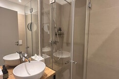 single-room-hotel-america-bathroom
