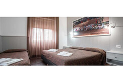 camera_tripla_standard_lago_di_garda_1200x480 camera_tripla_standard_lago_di_garda_1200x480